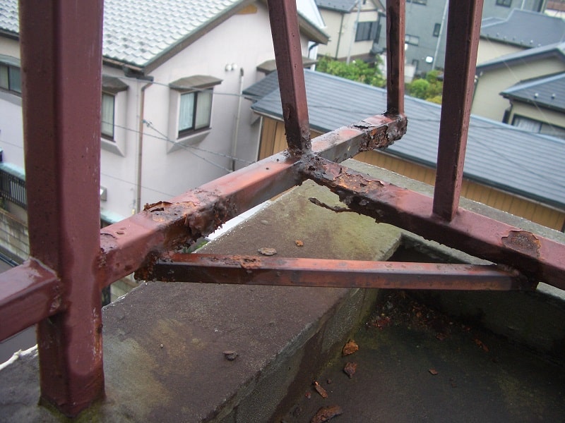 サビて穴の開いた屋上フェンス
