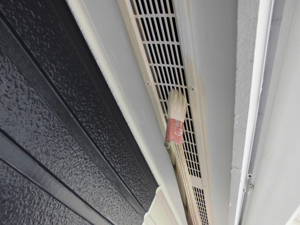 2014年3月12日　栄区公田町：軒裏換気孔の中塗り