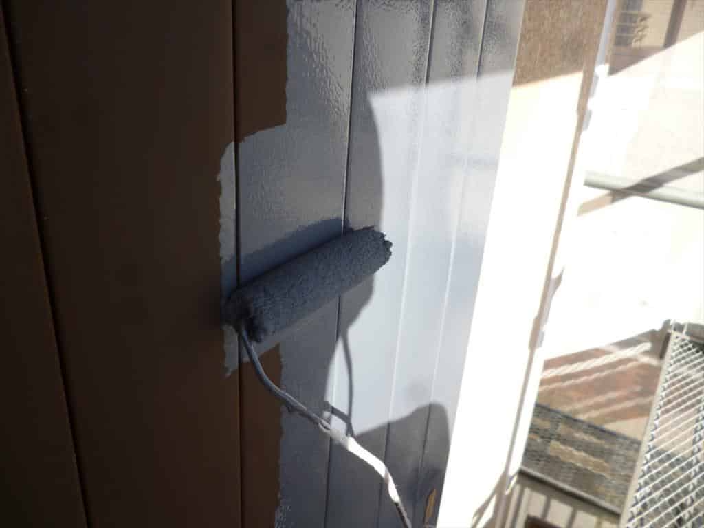 雨戸ローラーにて下塗り