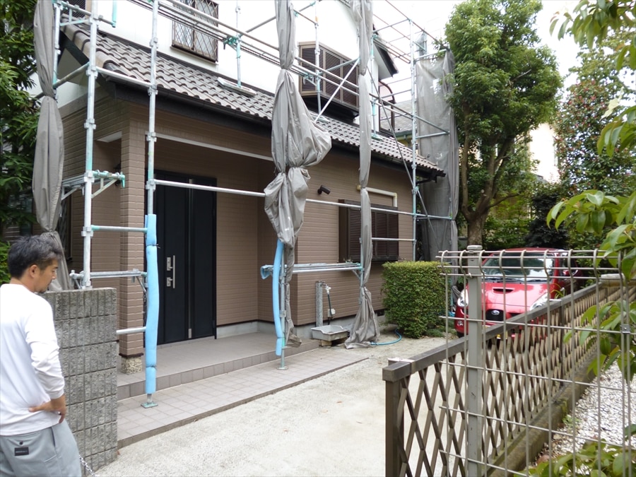 メッシュシートを巻き付けている足場