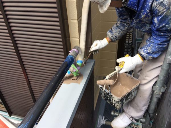 刷毛で塗っている職人