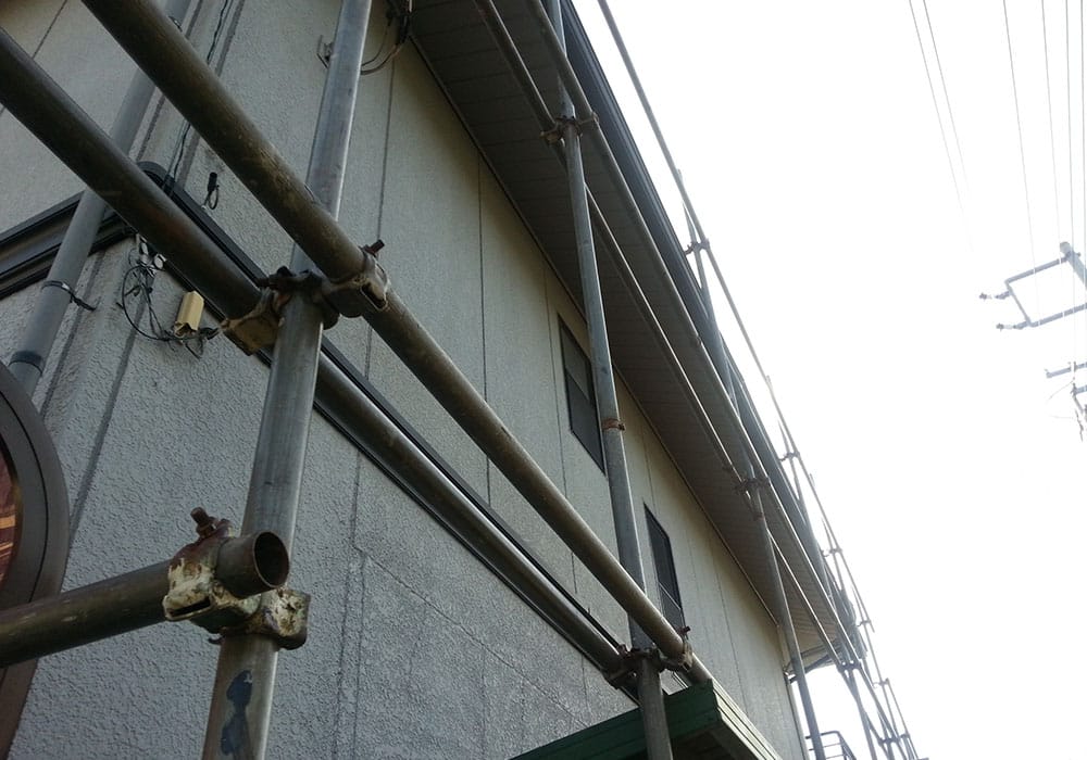 歩きにくい隙間のある単管足場