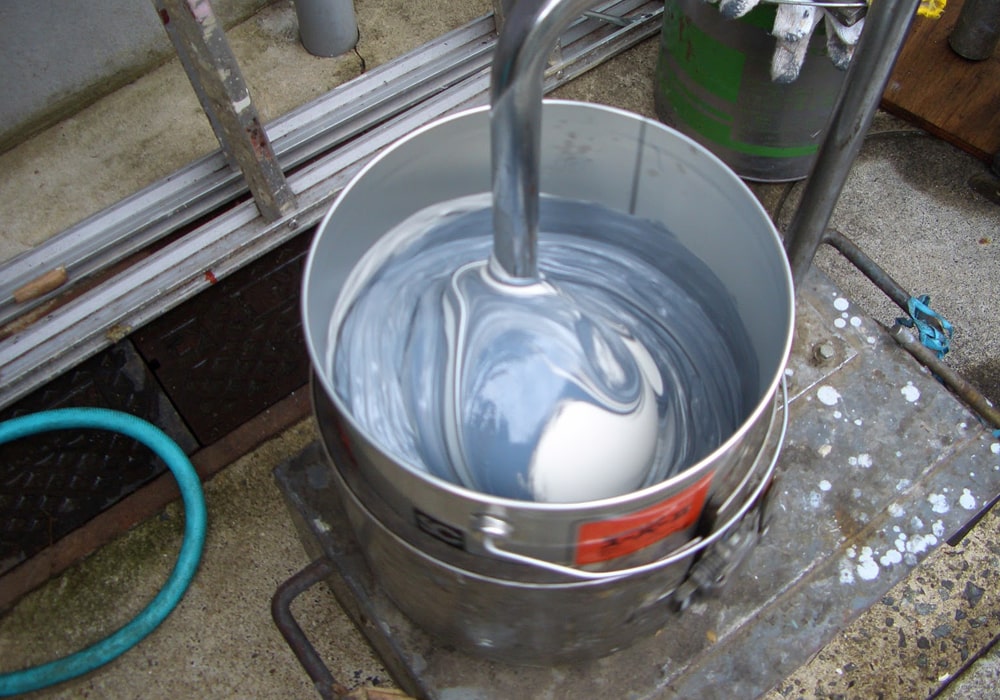主剤と硬化剤も入れて専用攪拌機で15分ほど混合する
