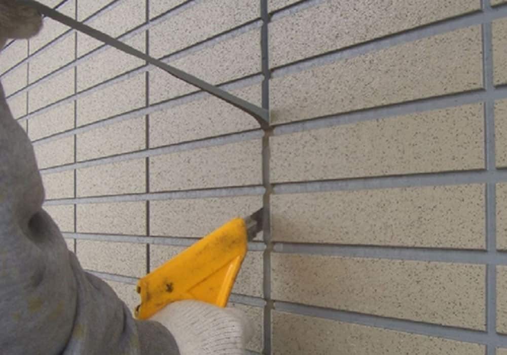 サイディング目地の劣化したシール材の撤去