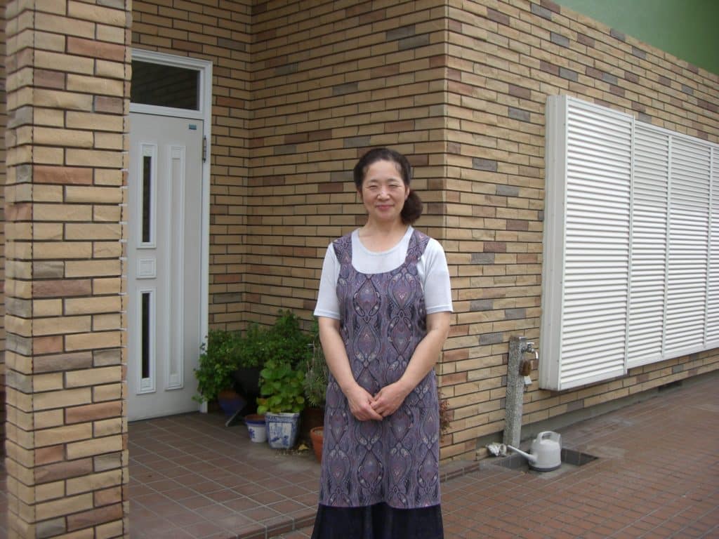 奥様です。記念撮影にご協力してくださいました。