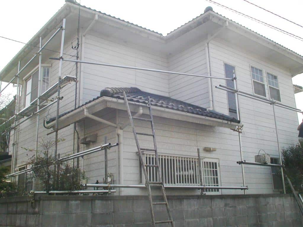 塗装前の足場組み立て中