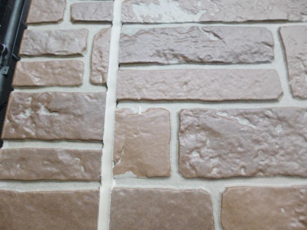 意匠性のある凹凸模様の塗り残しに注意して塗る