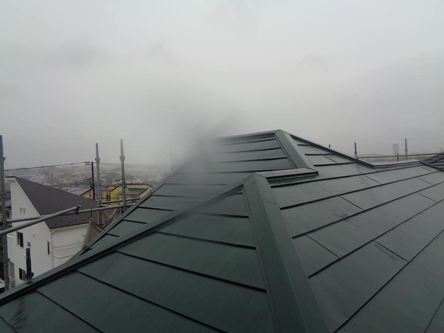 屋根に雨が当たる