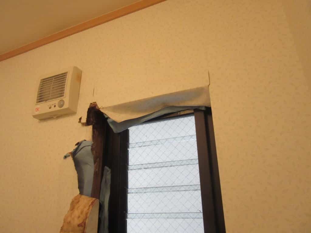 雨漏りでトイレ室内の壁紙がはがれる
