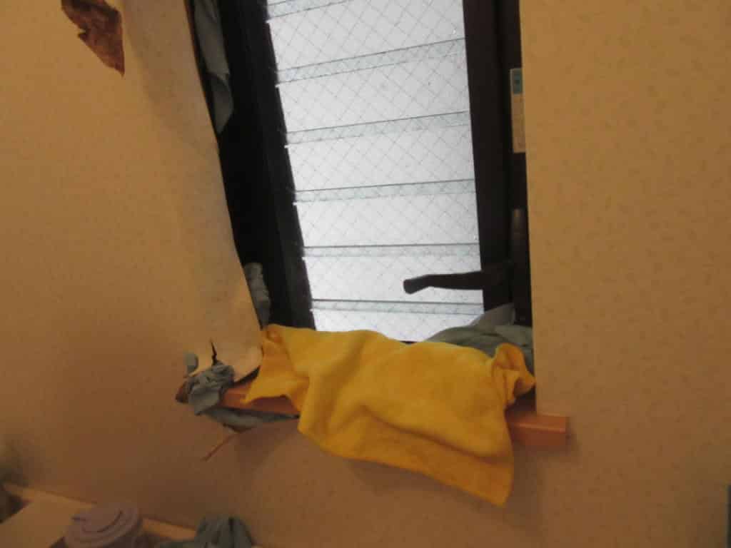 雨水をを吸収させるためにタオル設置