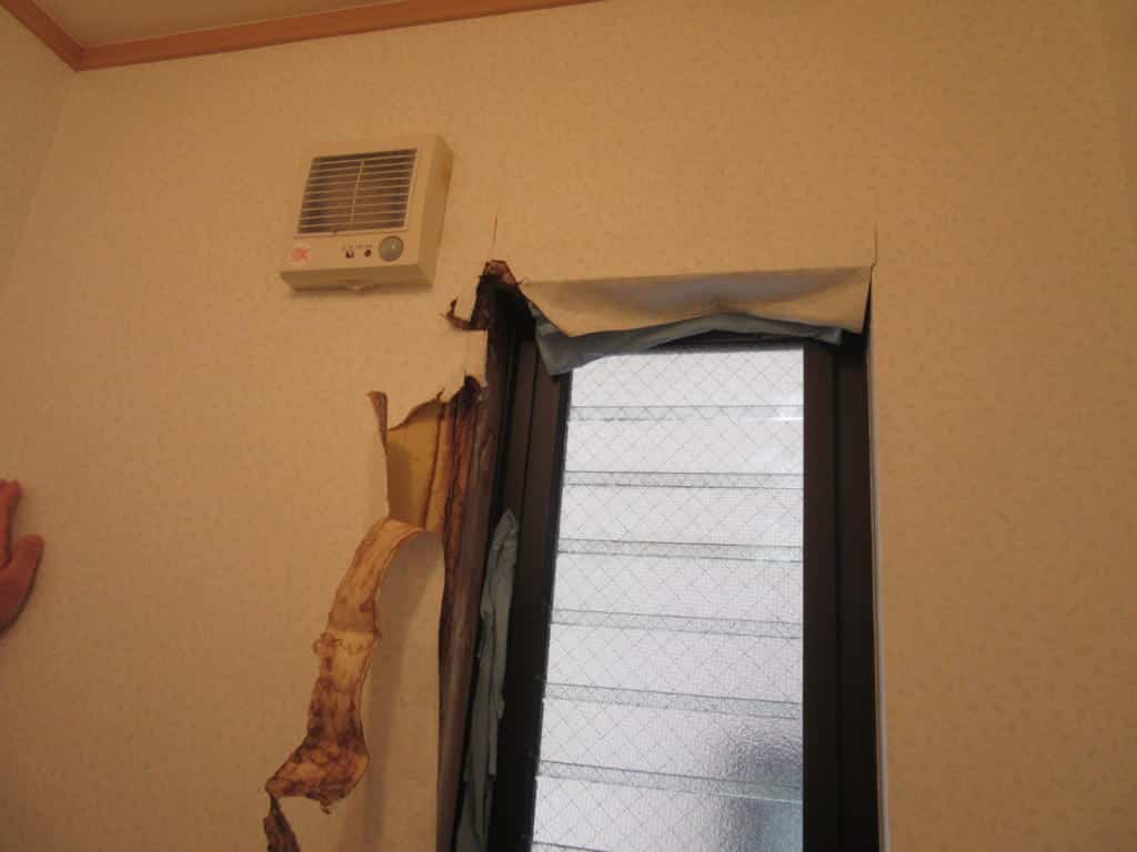 雨漏りで壁紙がはがれる