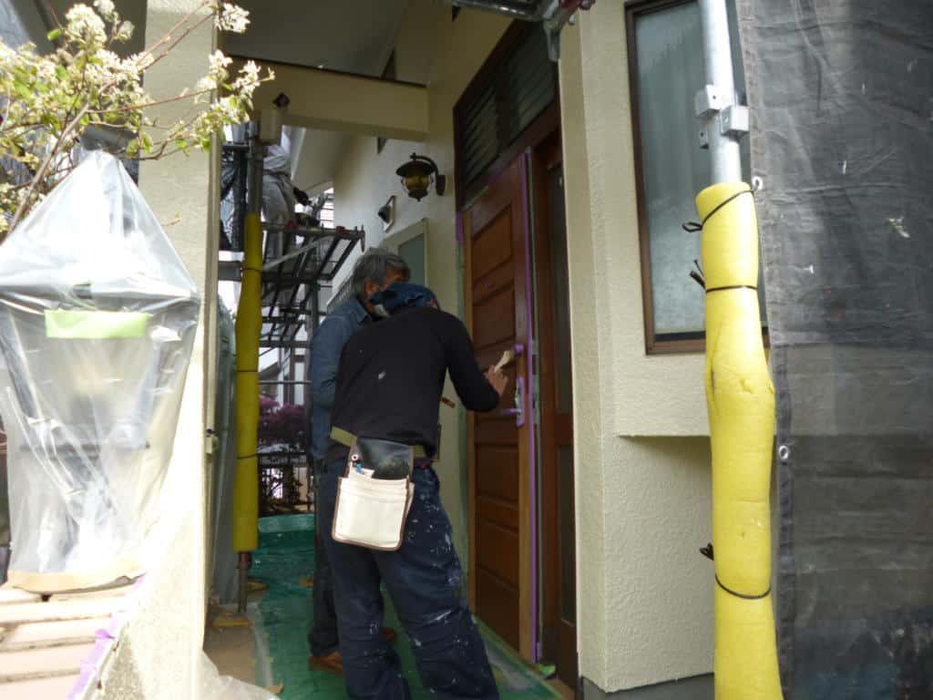 玄関ドアのクリヤー塗装