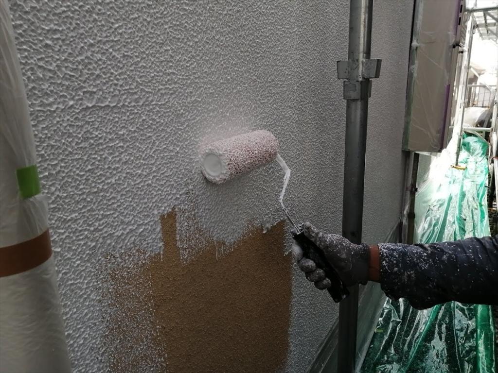 外壁にフィラーを塗る