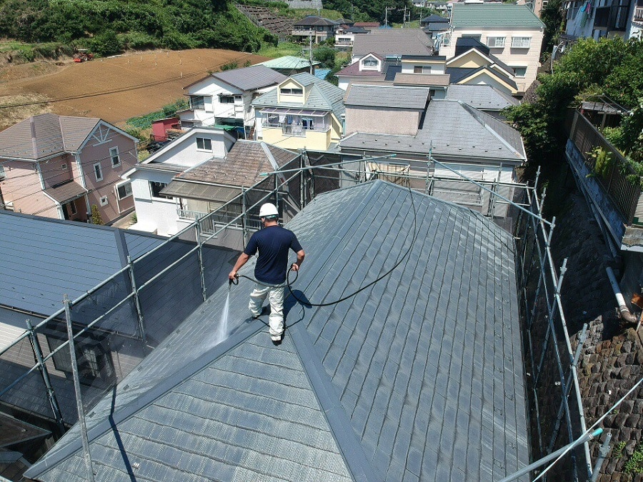 高台にある屋根の上と職人