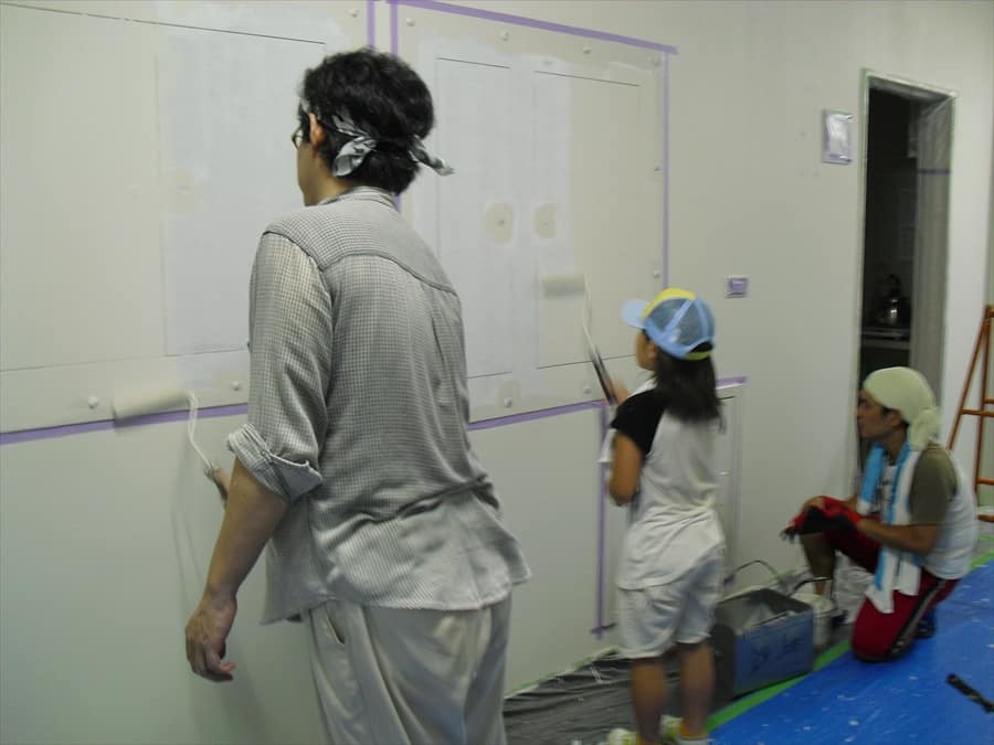 お父さんと一緒に作業