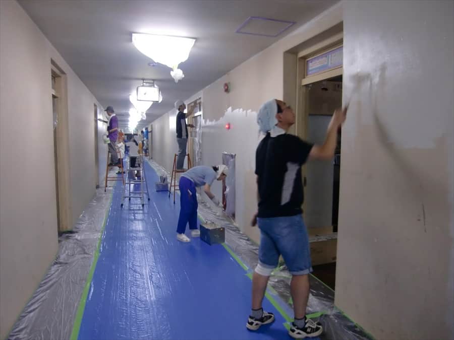ローラーで作業する市職員さん
