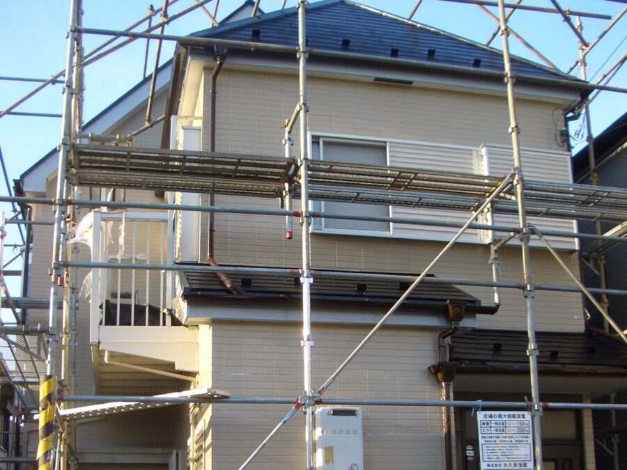 足場とサイディングの家