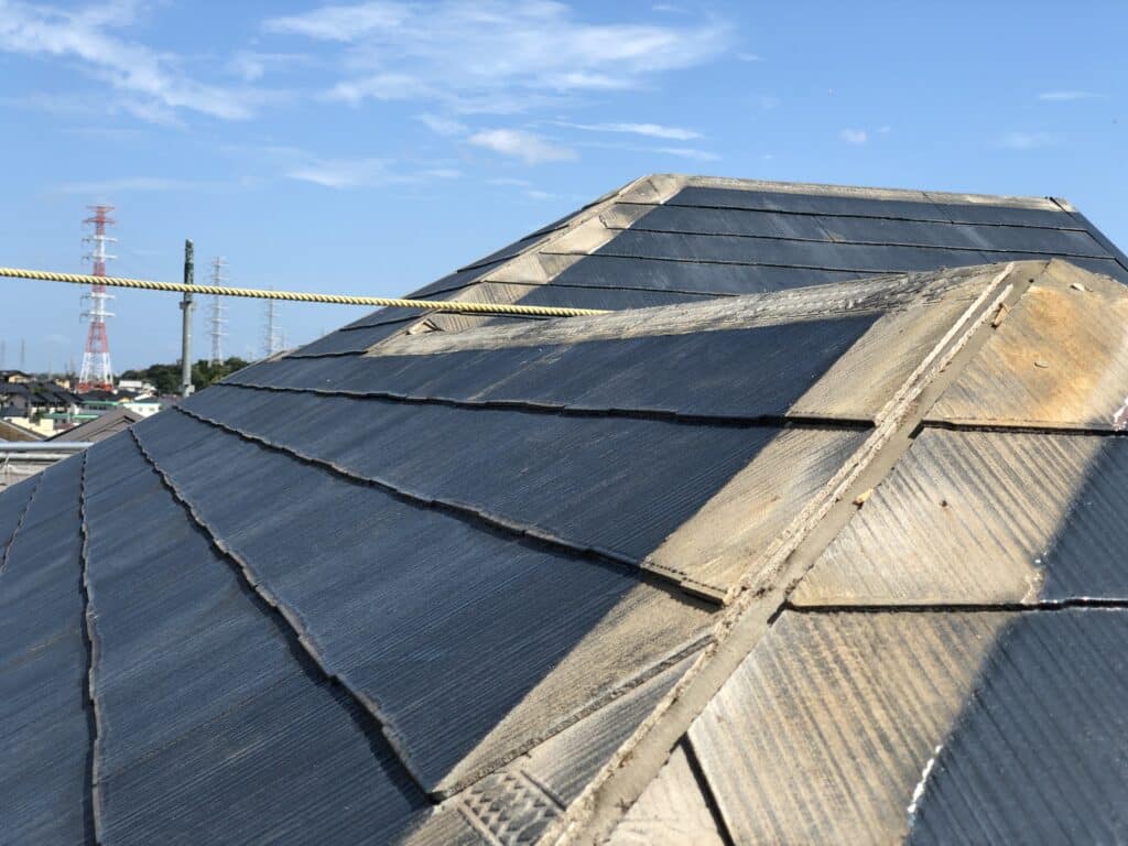 屋根カバー工法では、はじめに古い棟板金を取り外します。 一度はずした棟板金を再利用することはできません。