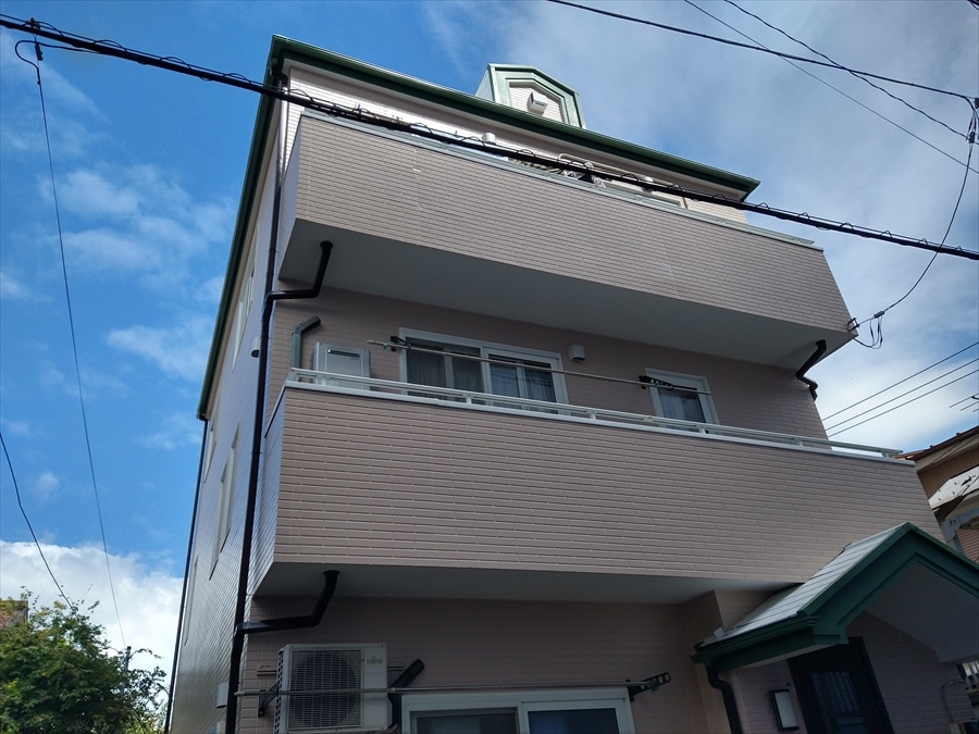 スレート屋根にこびりついたコケを除去