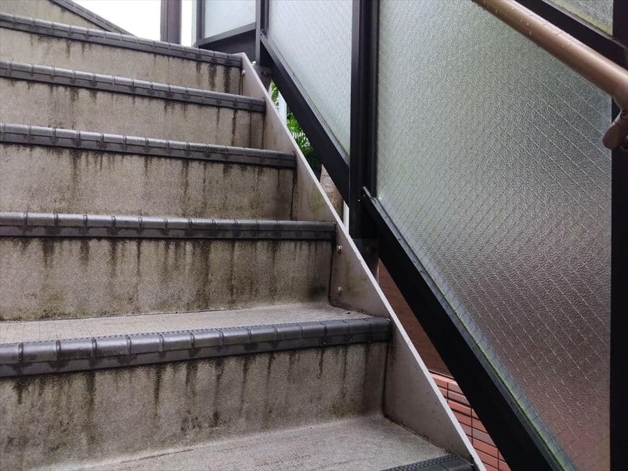 劣化している外階段