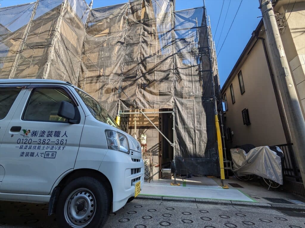 塗装職人の作業車両と足場