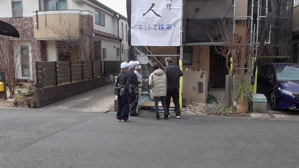 外壁塗装をする横浜市内の現場前で打ち合わせ