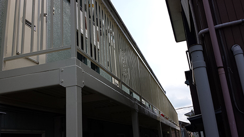 2013年9月13日　保土ヶ谷区峰岡町での鉄部塗装:フェンス上塗り