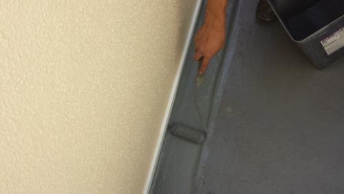 2013年9月27日　保土ヶ谷区上菅田：クロスのためのウレタン塗布中