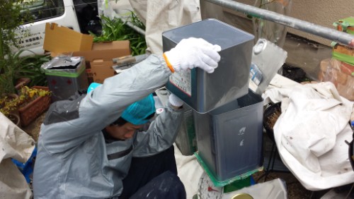 2013年12月9日 都筑区の防水工事：ウレタン材の計量