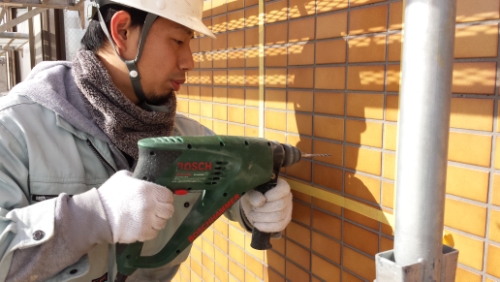 2014年1月16日　ホルツハイム妙蓮寺：タイルに穴開け作業