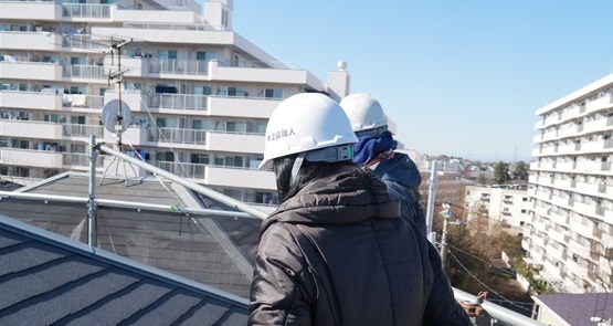 屋根の状態を足場の上から観ていただきました