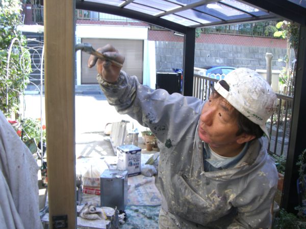 作業する一級塗装技能士