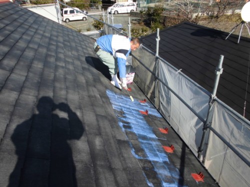 2014年1月16日　神奈川区白幡向町：屋根の下塗りシーラー塗布