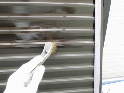 2014年1月25日　神奈川区白幡向町：雨戸の下塗りプライマー塗布