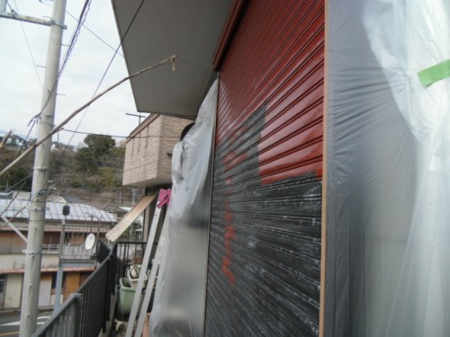 2014年3月3日　三浦市向ヶ崎町：シャッターサビ止め塗布中