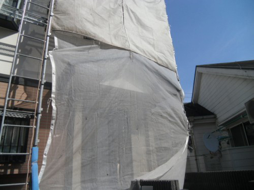 2014年3月18日　旭区鶴ヶ峰本町：玄関前のメッシュシート