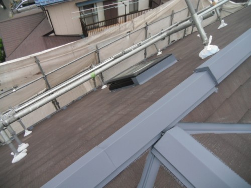 横須賀市久里浜：屋根鉄部下塗り