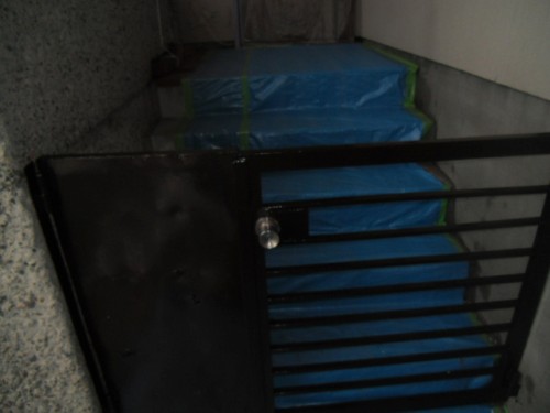 横浜市磯子区：鉄製ドア中塗り後