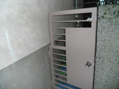 横浜市磯子区：鉄製ドア中塗り後2