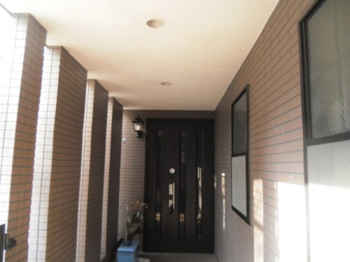 横浜市保土ヶ谷区：洗浄後の玄関付近