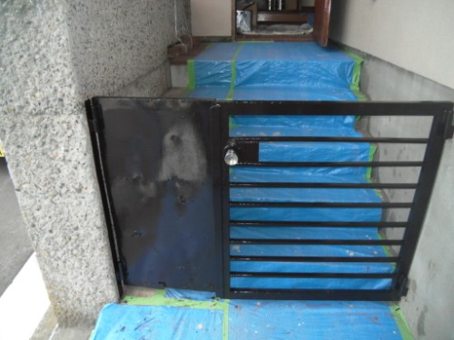 横浜市磯子区：鉄製ドア上塗り後