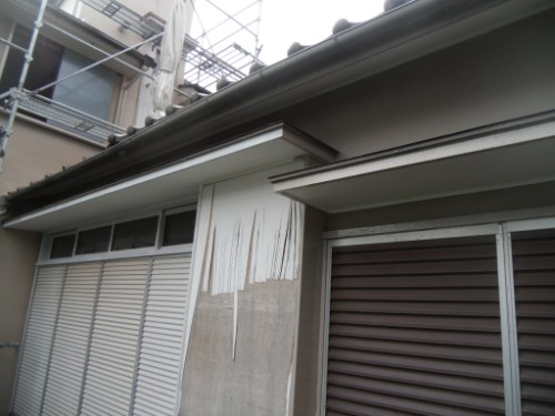 横浜市磯子区：庇、窓枠上塗り中