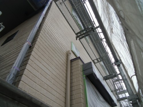 横浜市金沢区：外壁中塗り後