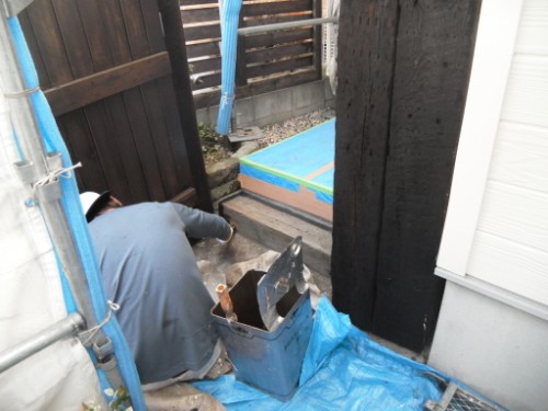 逗子市桜山：玄関周り下塗り