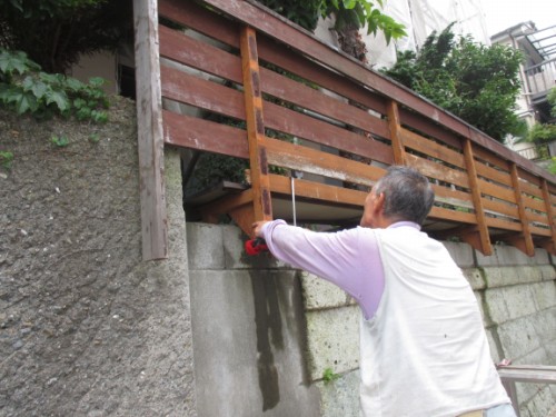 横浜市磯子区：木柵計測中の大工
