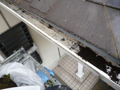 横浜市旭区：雨樋の中の掃除