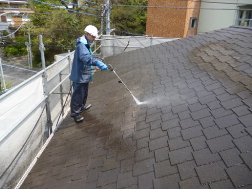 横浜市旭区：屋根高圧洗浄中