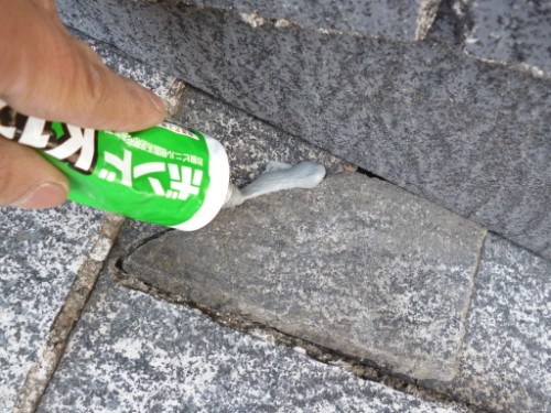 横浜市旭区：屋根材にボンドを塗布