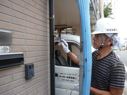 横浜市保土ヶ谷区：雨樋下塗り