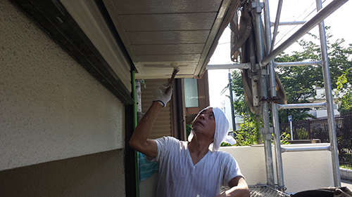2013年7月18日　南区六ッ川にて外壁塗装・シャッター前の軒上塗り